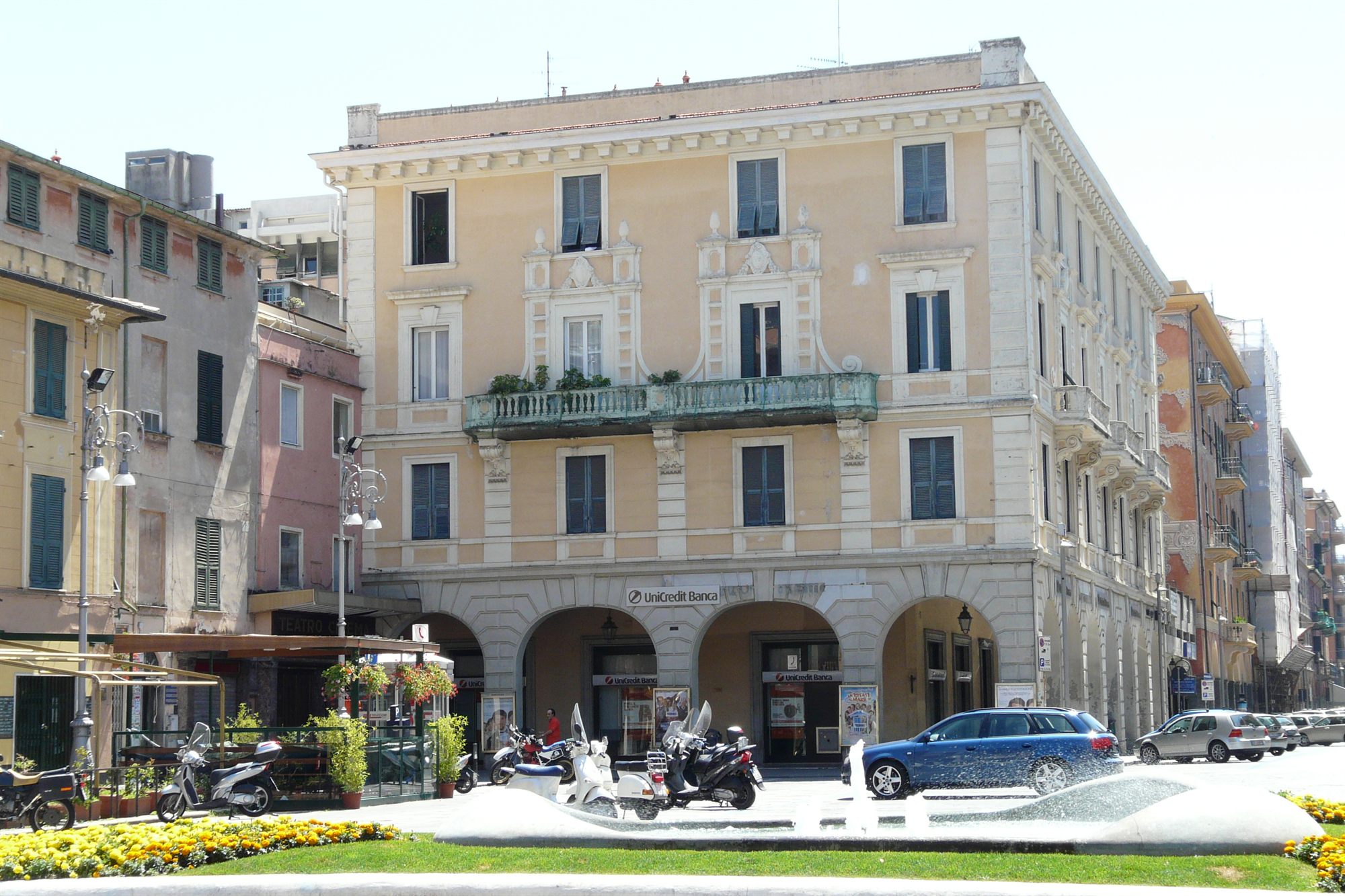Piazza Matteotti a Chiavari, con i palazzi porticati che si affacciano sulla piazza