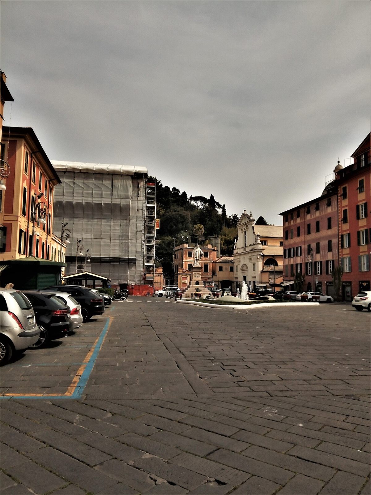 Veduta di Piazza Matteotti a Chiavari con il monumento e le facciate dei palazzi